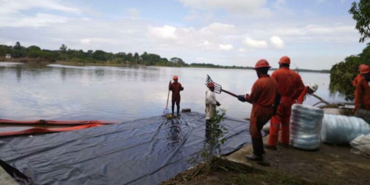 Derrame de petróleo contamina 170 km de costa entre Veracruz y Tabasco; pescadores denuncian pérdidas económicas