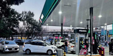 Aumenta precio de la gasolina y pone a los autos eléctricos en el radar