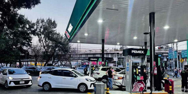 Aumenta precio de la gasolina y pone a los autos eléctricos en el radar