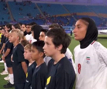 Selección femenil de Irán se niega a cantar su himno nacional en su debut en la Copa Asiática