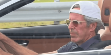 Macabro momento: Un “Jeffrey Epstein” fue filmado conduciendo en las rutas de la Florida y explotaron las teorías conspirativas
