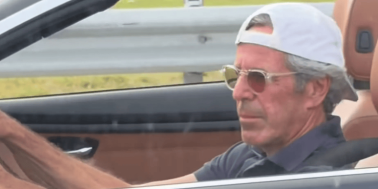 Macabro momento: Un “Jeffrey Epstein” fue filmado conduciendo en las rutas de la Florida y explotaron las teorías conspirativas