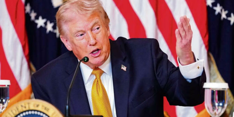 Trump dice que Irán le entregó un “gran regalo” relacionado con el petróleo y el gas; afirma que hay negociaciones “en este momento”