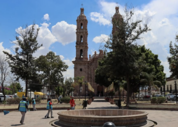 Realizan limpieza y mantenimiento en la Calzada de Guadalupe en SLP