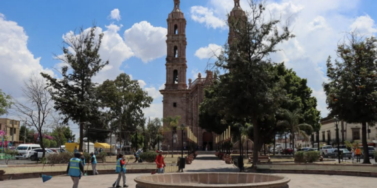Realizan limpieza y mantenimiento en la Calzada de Guadalupe en SLP