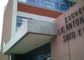 Separan de su cargo a trabajadora administrativa de la primaria “Antonio Díaz Soto y Gama” tras denuncia por presunta agresión a estudiantes.