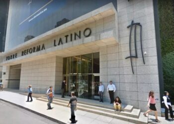 Mujer cae de Torre Reforma Latino en la CDMX
