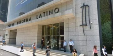 Mujer cae de Torre Reforma Latino en la CDMX