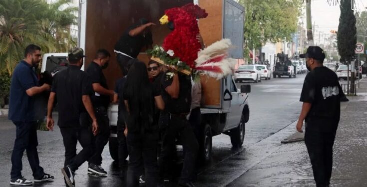 Con gallos y fuerte operativo: Las imágenes que dejó el funeral de “El Mencho” en Guadalajara