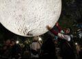 Filas y furor por la réplica de la Luna en Paseo de la Reforma
