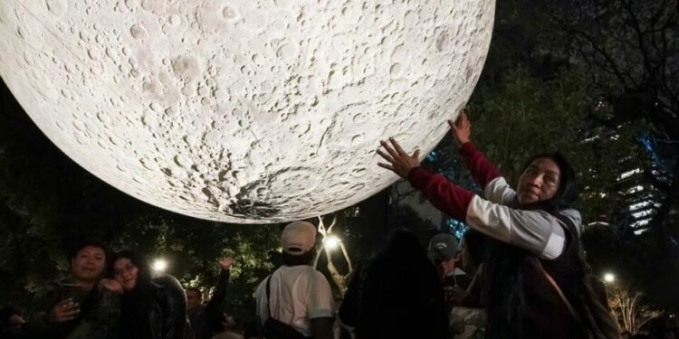 Filas y furor por la réplica de la Luna en Paseo de la Reforma