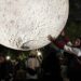 Filas y furor por la réplica de la Luna en Paseo de la Reforma