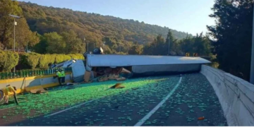 Cierran la autopista México-Cuernavaca tras volcadura de tráiler; hay una persona sin vida