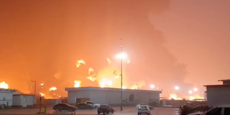 Confirman cinco muertos por explosión en barda de Dos Bocas