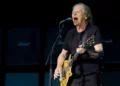 Hospitalizan de emergencia a Stevie Young, guitarrista de AC/DC, ¿Qué le pasó?