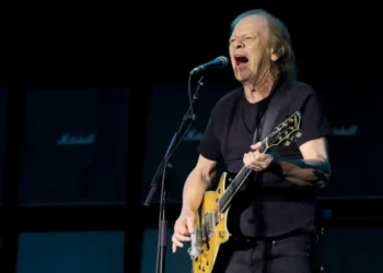 Hospitalizan de emergencia a Stevie Young, guitarrista de AC/DC, ¿Qué le pasó?