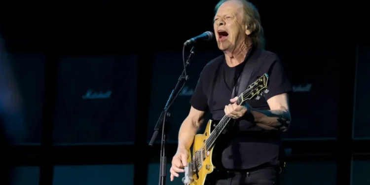Hospitalizan de emergencia a Stevie Young, guitarrista de AC/DC, ¿Qué le pasó?