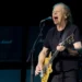 Hospitalizan de emergencia a Stevie Young, guitarrista de AC/DC, ¿Qué le pasó?