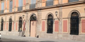 Retiran puerta de madera del Edificio Central de la UASLP para evitar su quema