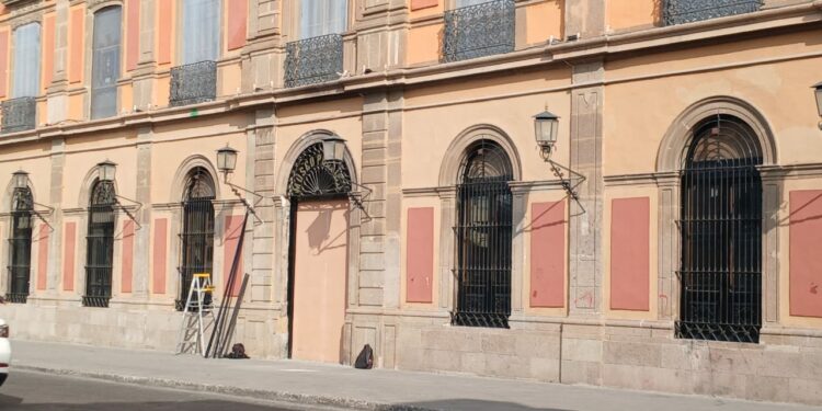 Retiran puerta de madera del Edificio Central de la UASLP para evitar su quema