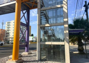 Denuncian fallas en elevador de puente peatonal en Alpes-Himalaya