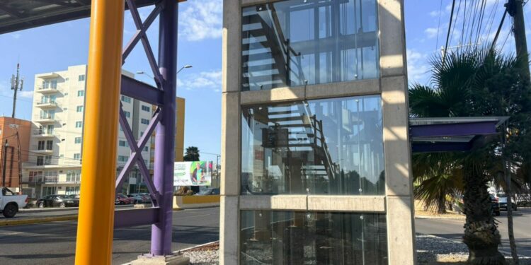 Denuncian fallas en elevador de puente peatonal en Alpes-Himalaya