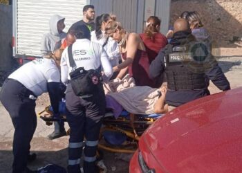 Paramédicos asisten parto en vía pública sobre Periférico y Villa Magna