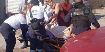 Paramédicos asisten parto en vía pública sobre Periférico y Villa Magna