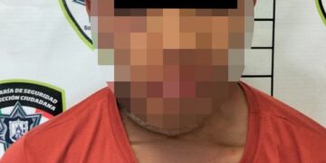 Detienen a joven por presunto robo con violencia en tienda de conveniencia