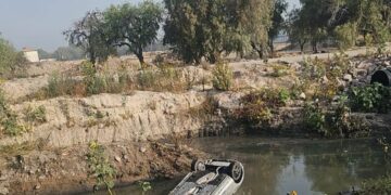 Localizan a conductor sin vida tras caer con su auto al río Santiago