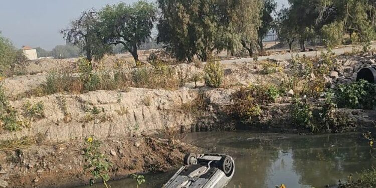 Localizan a conductor sin vida tras caer con su auto al río Santiago