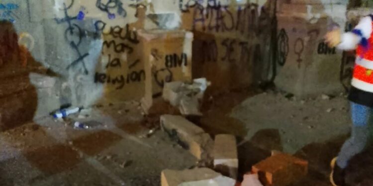 Parroquia de La Compañía denunciará vandalismo tras daños durante movilización del 8M