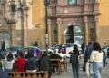 Celebran misa en la calle frente al Templo de la Compañía tras disturbios del 8M