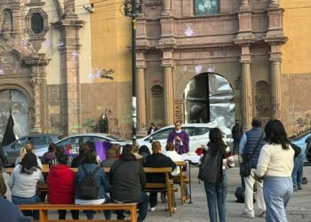 Celebran misa en la calle frente al Templo de la Compañía tras disturbios del 8M