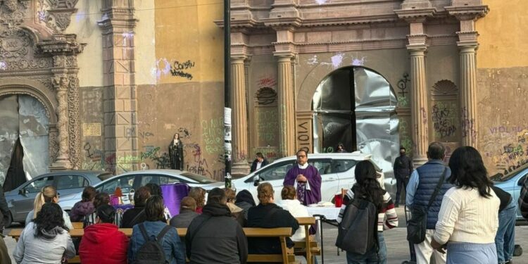 Celebran misa en la calle frente al Templo de la Compañía tras disturbios del 8M