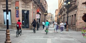 Circulan ciclistas en zona peatonal del Centro Histórico sin vigilancia