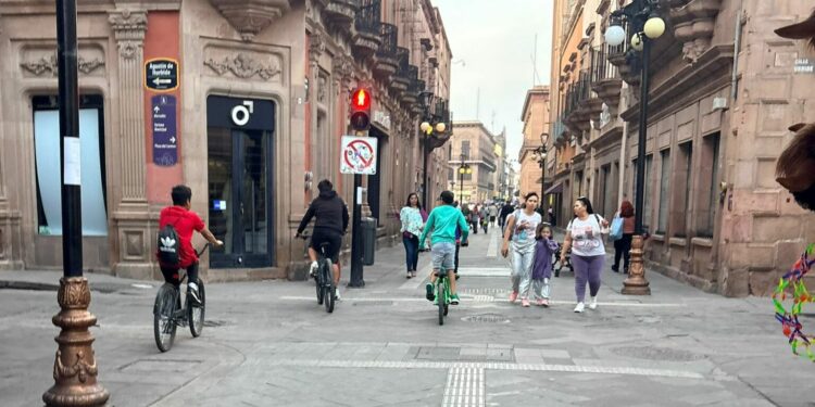 Circulan ciclistas en zona peatonal del Centro Histórico sin vigilancia