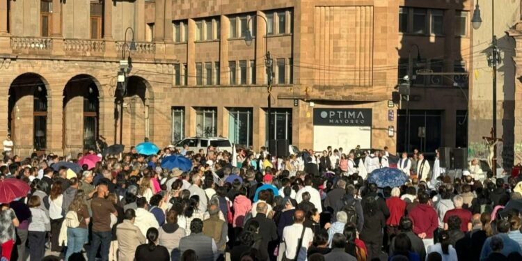 Celebran misa de desagravio frente al templo de La Compañía tras daños del 8M