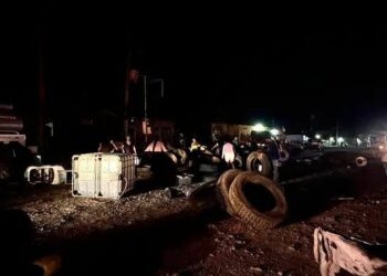 Incendio consume vulcanizadora señalada como presunto punto de huachicol en la carretera 57