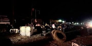 Incendio consume vulcanizadora señalada como presunto punto de huachicol en la carretera 57