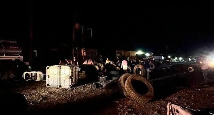 Incendio consume vulcanizadora señalada como presunto punto de huachicol en la carretera 57