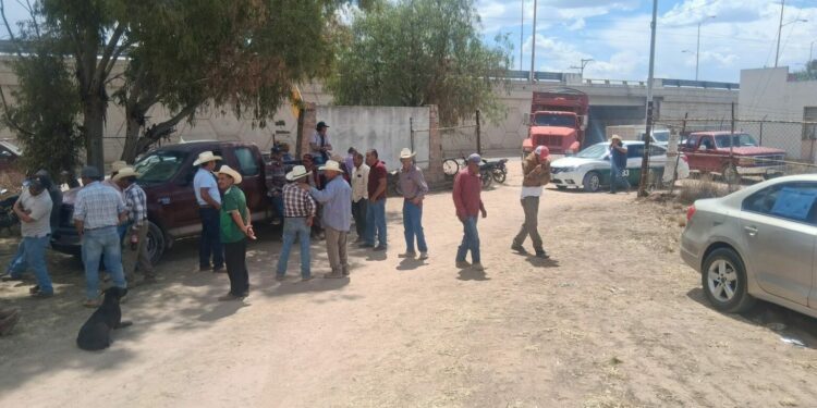 Productores toman centro de acopio en Villa de Arriaga