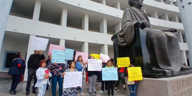 Jubilados y pensionados del PJE exigen aumento a su pensión