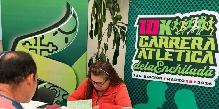 Atletas acuden a registro para la Carrera de la Enchilada