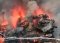 Incendio arrasa con decenas de vehículos en corralón de Tamazunchale