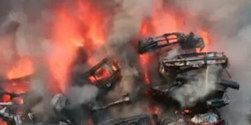 Incendio arrasa con decenas de vehículos en corralón de Tamazunchale