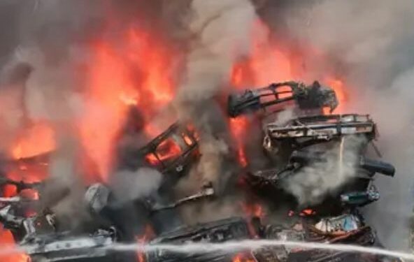 Incendio arrasa con decenas de vehículos en corralón de Tamazunchale