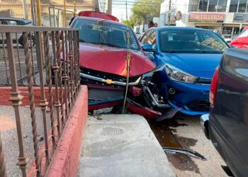 Choque en Tequis deja daños en tres vehículos