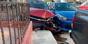 Choque en Tequis deja daños en tres vehículos