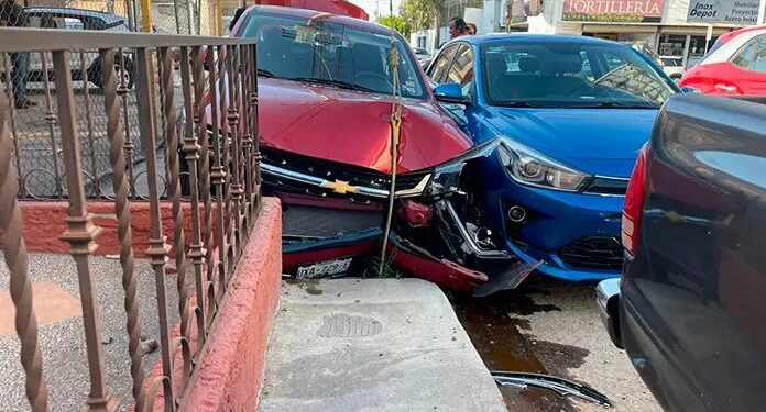 Choque en Tequis deja daños en tres vehículos